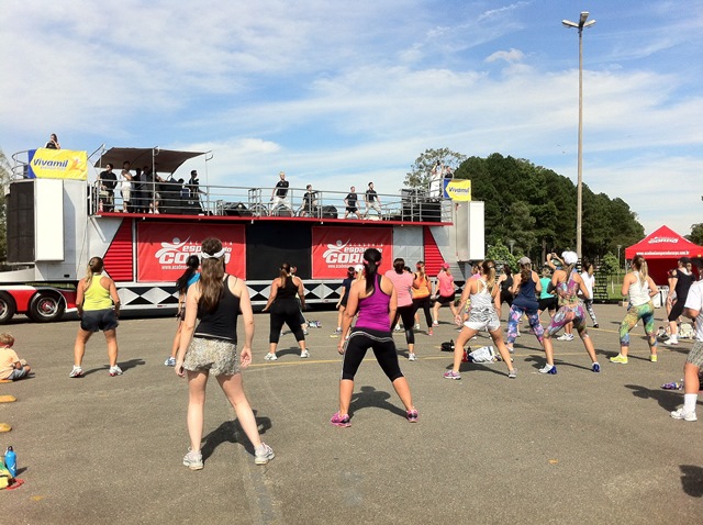 Aula de Zumba fez passantes e alunos dançarem no Parque de São José dos Pinhais | Divulgação