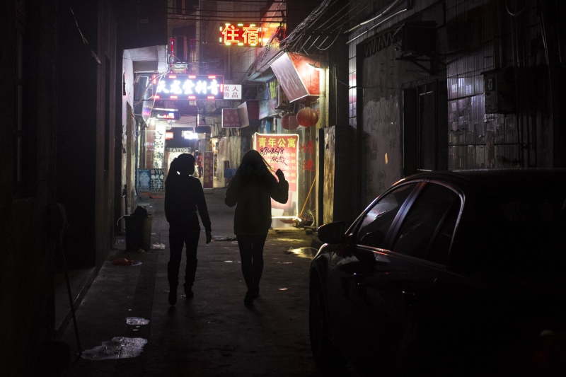Os negócios em uma rua de Dongguan, na China, conhecida pela prostituição, foram fechados pelo governo | Theodore Kaye / The New York Times