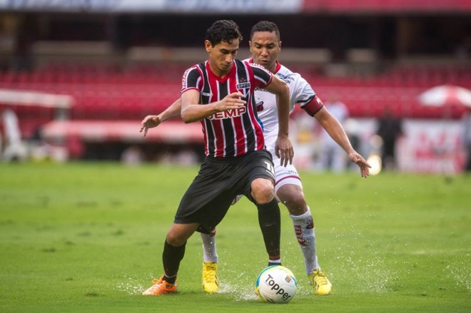 Paulo Henrique Ganso em disputa de bola durante derrota do São Paulo para o Ituano. Resultado ajudou a eliminar o Corinthians do Paulistão. | Marcelo Machado de Melo / Fotoarena-Folhapres