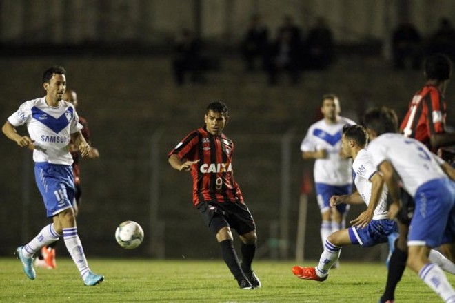 Éderson encara a marcação do Vélez Sarsfield |