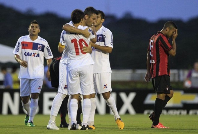 Jogadores do Paraná celebram gol de Lúcio Flávio aos 8 minutos do primeiro tempo. | 