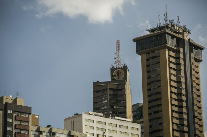 A nova lei de licenciamento e regulamentação das estações transmissoras de radiocomunicação foi assinada nesta terça-feira (11) pelo prefeito Gustavo Fruet | Marcelo Andrade / Gazeta do Povo