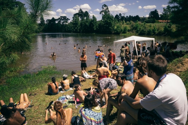 Tomar sol ao redor do lago também vale. Uns com menos roupa que outros, e ninguém liga |