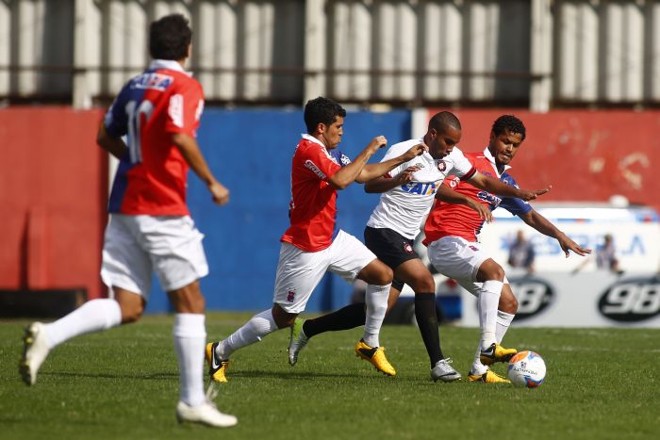 Atleticano Guilherme tenta fugir da marcação do Paraná |