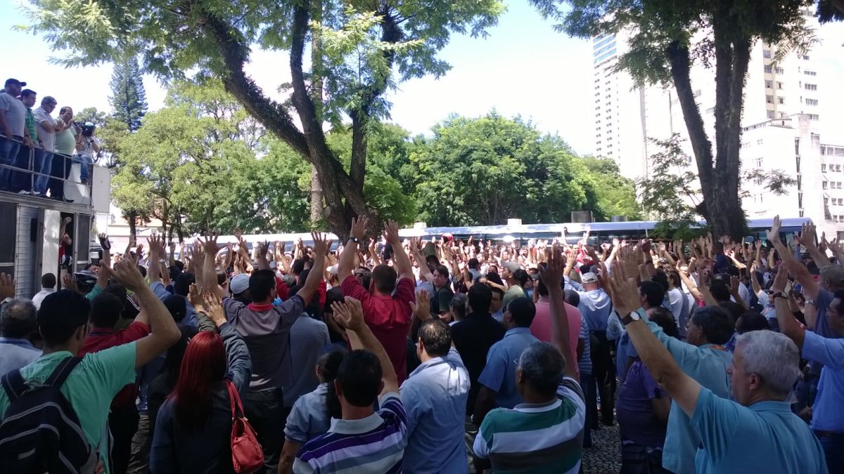 Categoria aceitou, em assembleia na manhã deste sábado, a proposta feita pela Justiça. Índice de reajuste do cartão alimentação não agradou os trabalhadores | Aniele Nascimento/Agência de Notícias da Gazeta do Povo