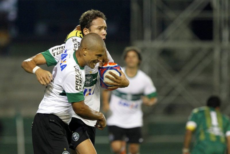 Alex deu o passe e Keirrison empatou para o Coxa. Na sequência o camisa 10 virou cobrando falta | Daniel Castellano / Gazeta do Povo