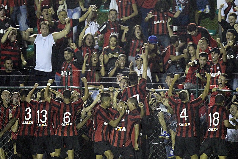 Jogadores atleticanos vão em direção ao alambrado comemorar a virada sobre o Maringá | Albari Rosa / Gazeta do Povo