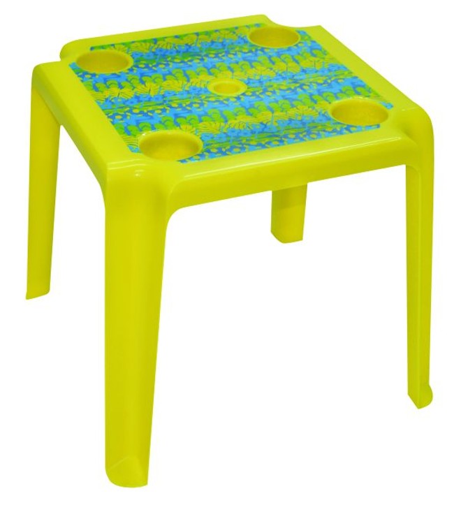 Mesa Peruíbe da Tramontina, em polipropileno com suporte para copos e acessórios. Preço sugerido: a partir de R$ 63,89 |