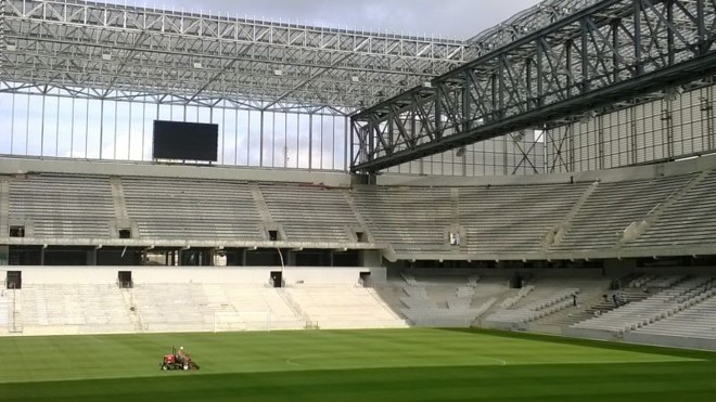Operário faz a manutenção do gramado na Arena da Baixada, durante a visita das equipes da Fifa e do COL. |
