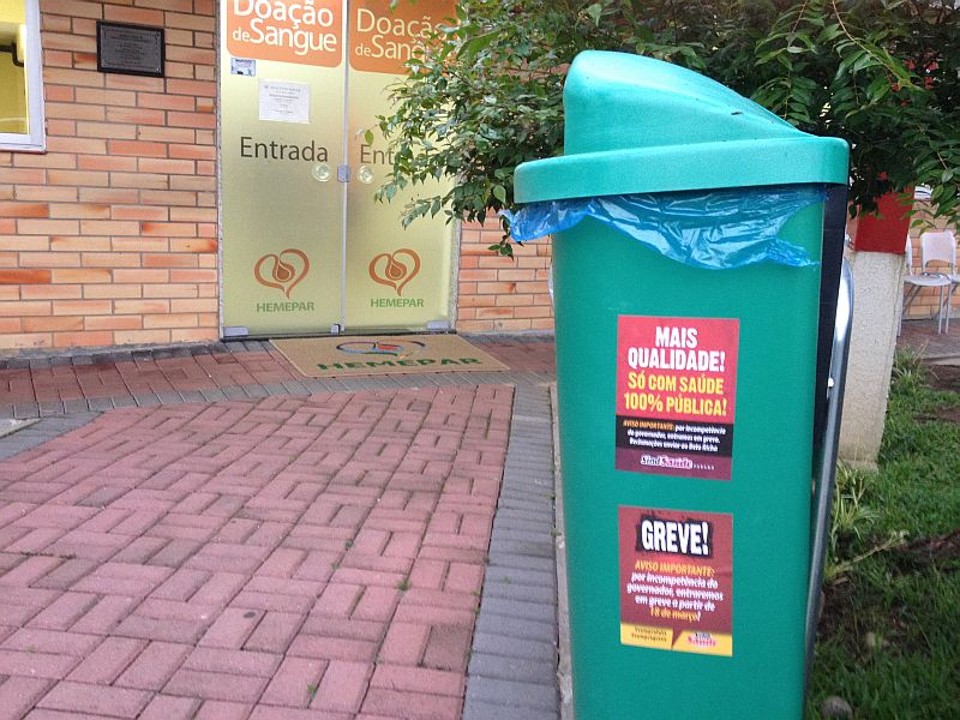 Na frente do Hemepar, grevistas colaram adesivos na lixeira. Servidores relatam trabalhar em dobro para outros poderem aderir à paralisação | Ellen Miecoanski/Gazeta do Povo