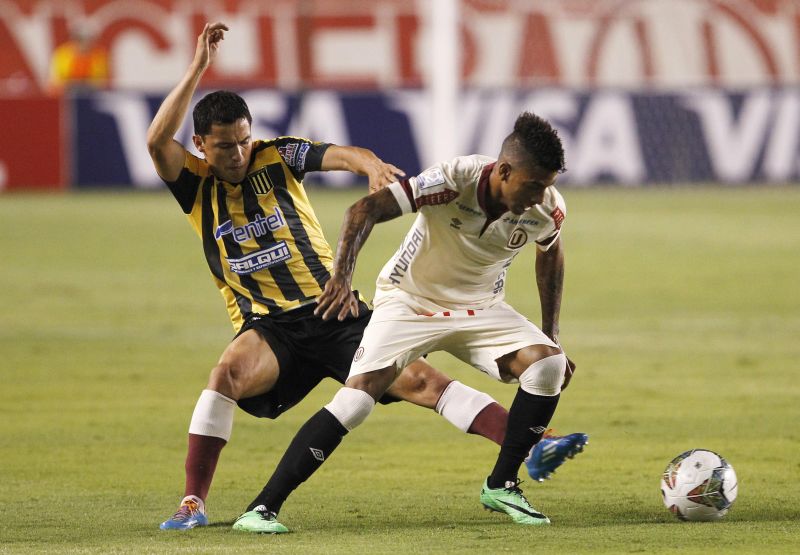 Parada (esq) e Gomez disputam a bola no duelo em Lima | Reuters