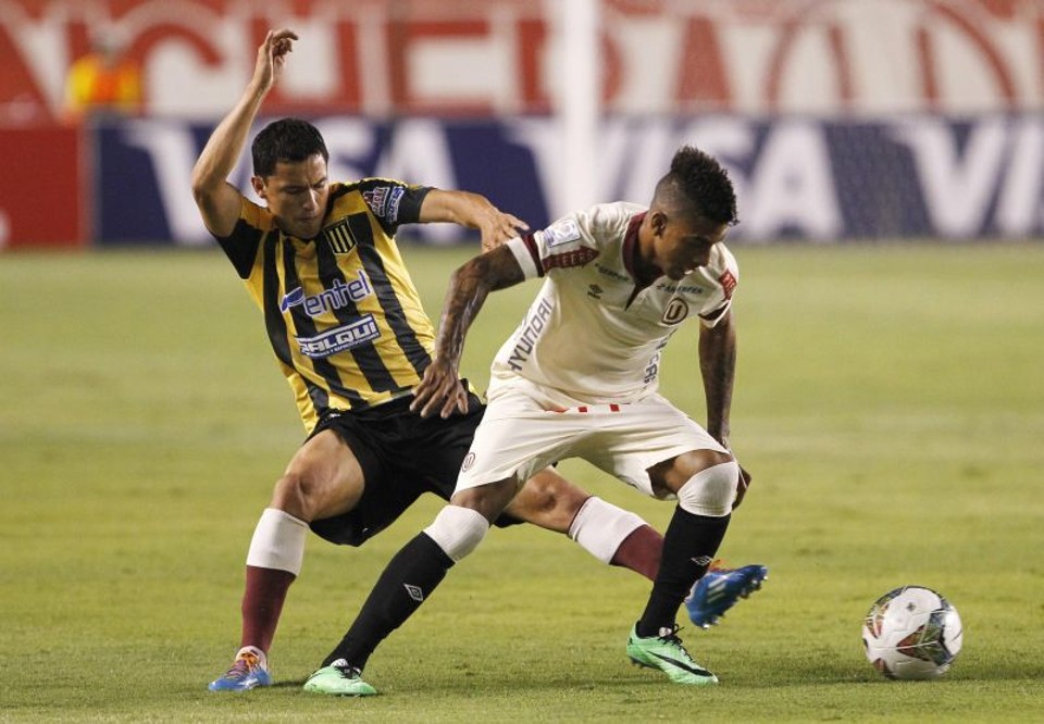 Parada (esq) e Gomez disputam a bola no duelo em Lima | Reuters