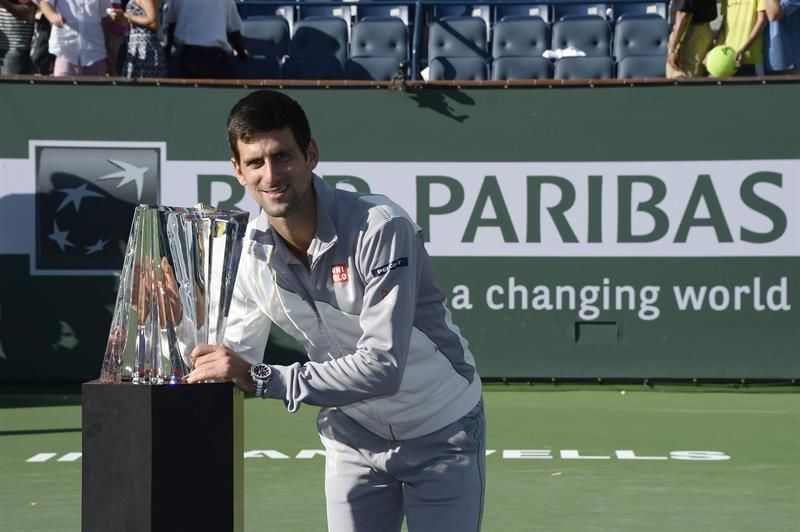Novak Djokovic posa com troféu do Masters 1000 de Indian Wells. O sérvio venceu o suíço Roger Federer, de virada, por 2 sets a 1. | John G. Mabanglo / EFE