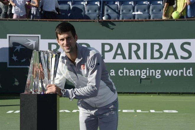 Novak Djokovic posa com troféu do Masters 1000 de Indian Wells. O sérvio venceu o suíço Roger Federer, de virada, por 2 sets a 1. | John G. Mabanglo / EFE