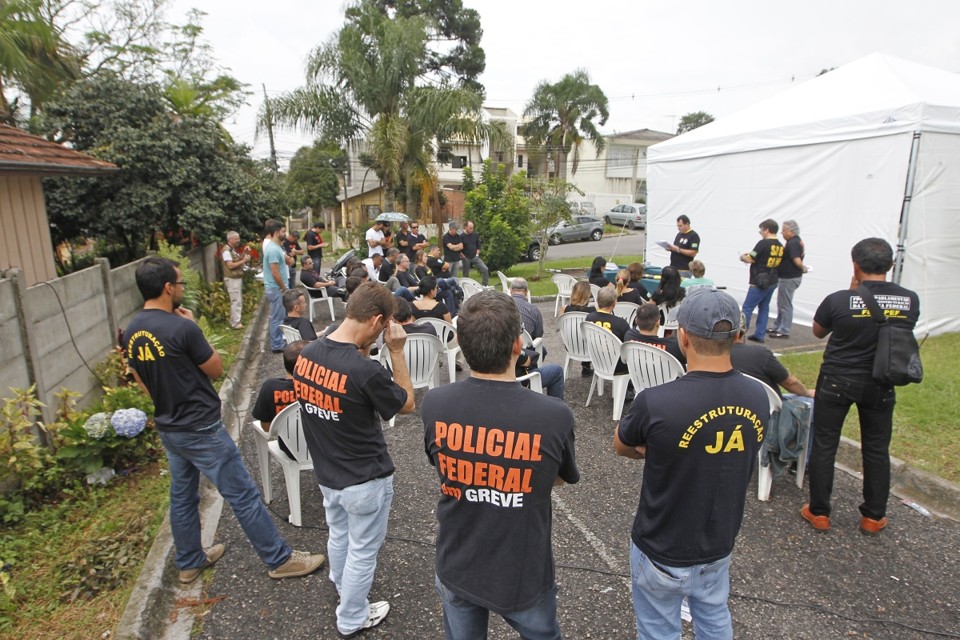 Agentes se reúnem do lado de fora da superintendência e promessa é que movimento não atrapalhe emissão de passaportes | Antonio More / Agência de Notícias Gazeta do Povo