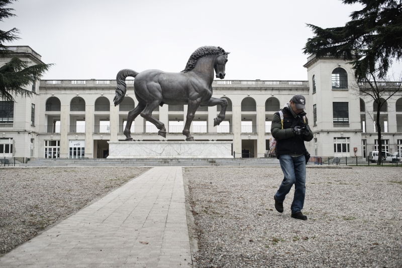 Estátua baseada em projeto de Leonardo da Vinci foi relegada a um hipódromo em Milão, distante do público | Alessandro Grassani /The New York Times