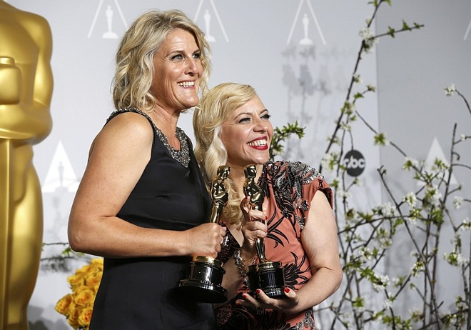 As australianas Catherine Martin e Beverley Dunn comemoram o prêmio de melhor direção de arte pelo filme