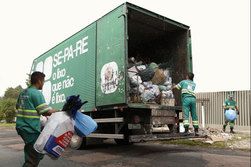 Os coletores são orientados a recolher apenas o que é visivelmente identificado como material reciclável | Henry Milleo/ Gazeta do Povo