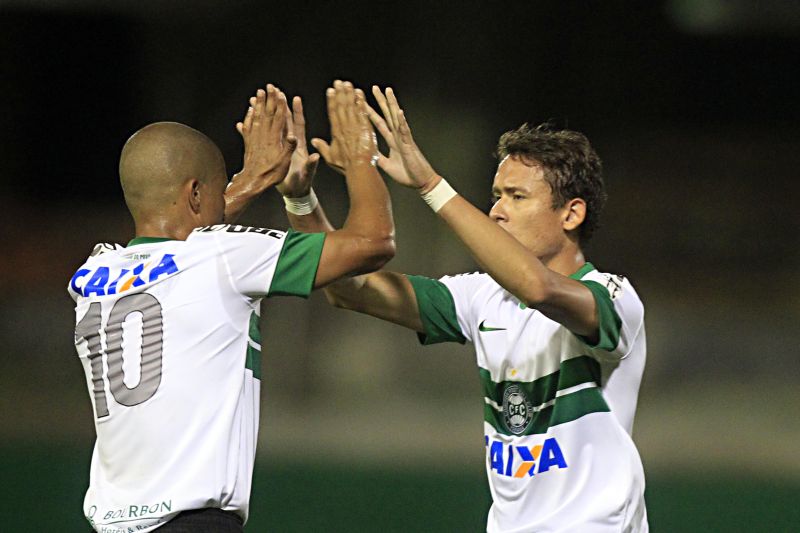 Keirrison é cumprimentado por Alex após marcar gol de empate do Coxa | Albari Rosa / Gazeta do Povo