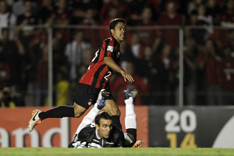 Felipe corre para comemorar após marcar o segundo gol do Rubro-Negro | Albari Rosa / Gazeta do Povo
