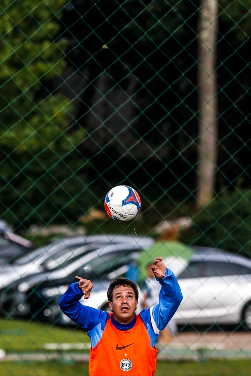 Dado Cavalcanti observa a bola durante treino do Coritiba | Brunno Covello/ Gazeta do Povo
