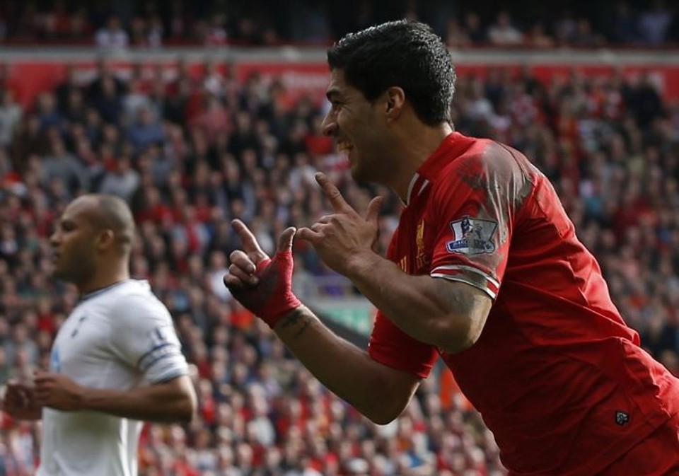 Liverpool assume a liderança com goleada sobre o Tottenham Suárez comemora gol na vitória sobre o Tottenham: Liverpool tem o melhor ataque do Inglês | Phill Noble / Reuters