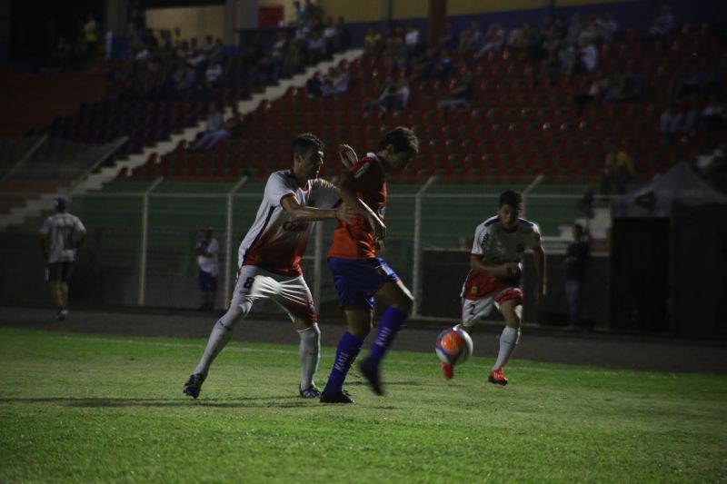 Lúcio Flávio disputa jogada no Estádio 14 de Dezembro | Jornal do Oeste