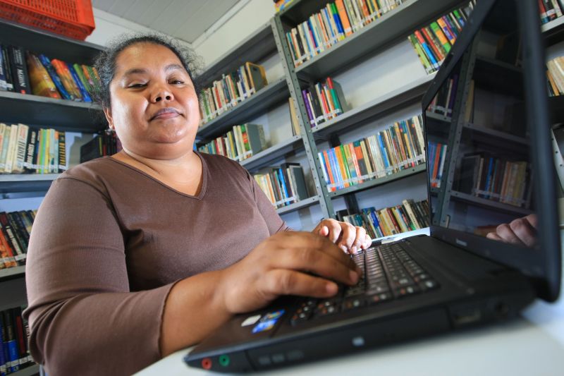 Elza Vieira foi a primeira a receber sinal gratuito de internet na Vila das Torres, em Curitiba | Ivonaldo Alexandre / Gazeta do Povo