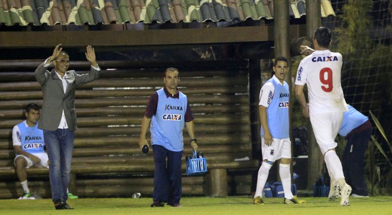 Giancarlo vai comemorar com o técnico Milton Mendes o gol que deu a vitória ao Paraná. | Daniel Castellano / Gazeta do Povo