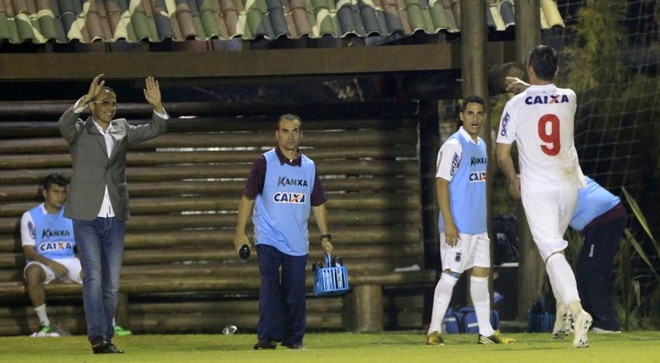 Giancarlo vai comemorar com o técnico Milton Mendes o gol que deu a vitória ao Paraná. | Daniel Castellano / Gazeta do Povo