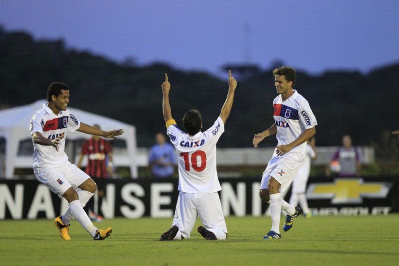 Capitão do Paraná Lúcio Flávio comemora seu gol no Ecoestádio. | Daniel Castellano / Gazeta do Povo