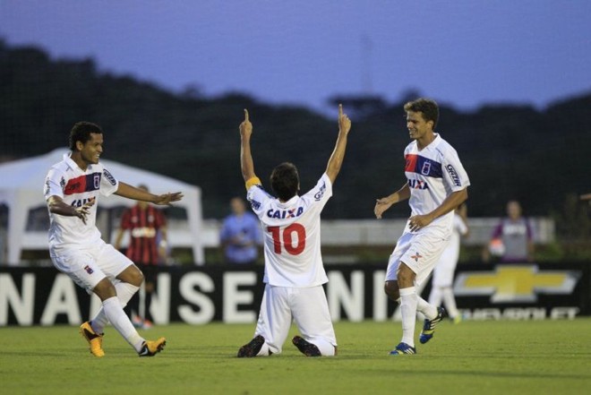 Capitão do Paraná Lúcio Flávio comemora seu gol no Ecoestádio. | Daniel Castellano / Gazeta do Povo