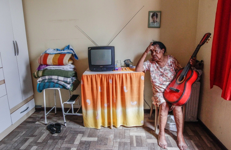 Longe da família, Teresa Alves, 75 anos, passou 30 internada, mesmo com o diagnóstico superado de bipolaridade | Daniel Castellano/Gazeta do Povo