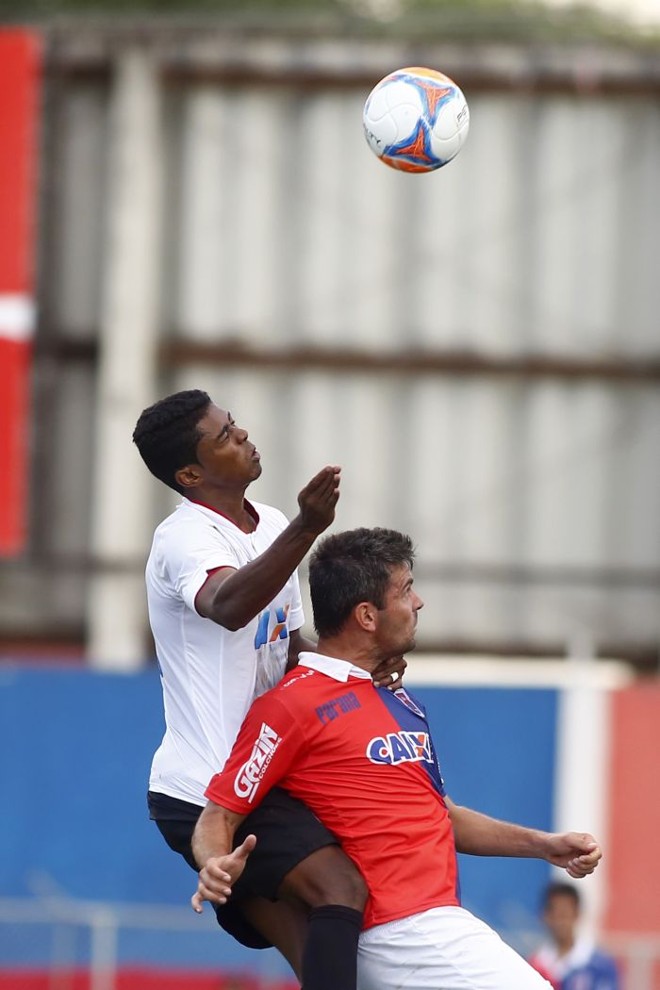 Ricardo Silva e Giancarlo disputam a bola no clássico na Vila Capanema |