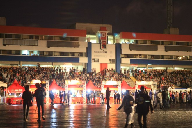 Imagem do Estádio Durival de Britto no início da noite deste domingo |