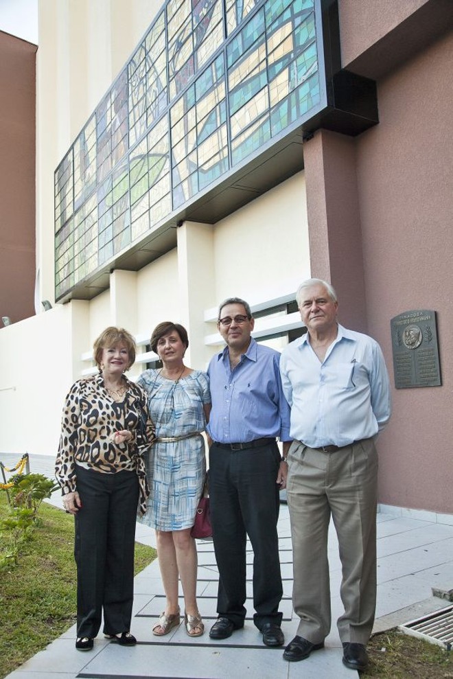 Martha Schulman (à esq.), Denise Bromfman, Charles London, presidente da Comunidade Israelita do Paraná, e o restaurador Adoaldo Lenzi posam diante dos vitrais de Poty Lazzarotto que representam as 12 Tribos de Israel, inaugurados domingo na fachada do Centro Israelita do Paraná. A obra fazia parte da Sinagoga Francisco Frischmann, no Centro, que foi desativada |