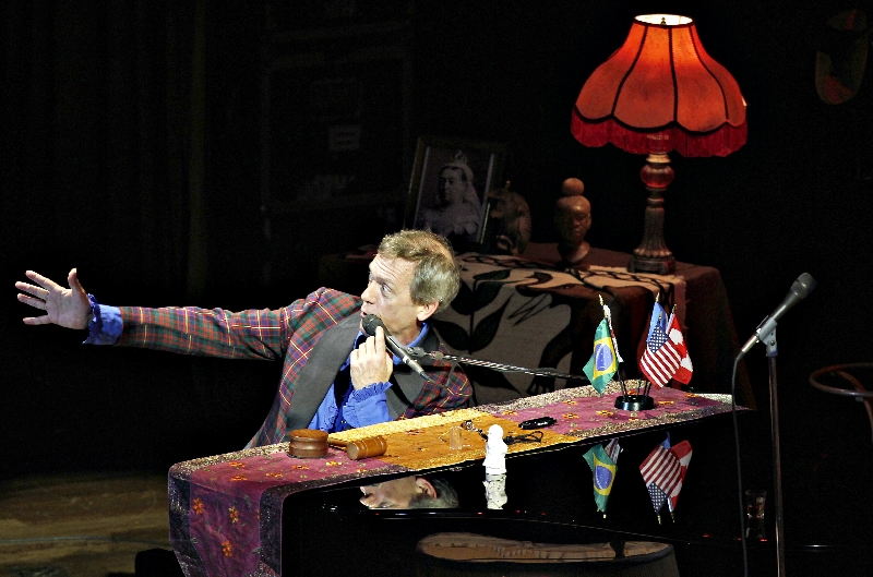 Acompanhado da impecável Copper Bottom Band, Hugh Laurie fez rir e criou um túnel do tempo no Teatro Positivo | Antônio More/Gazeta do Povo