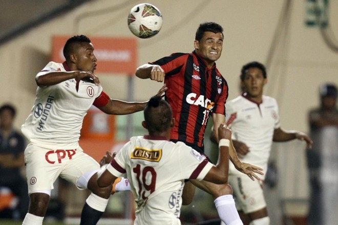Paulinho Dias disputa jogada pelo alto | 