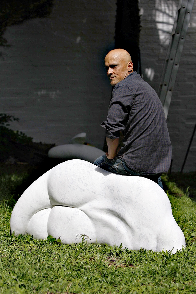 Leopoldino Abreu com sua escultura no pátio do Museu Guido Viaro: obra pesa mais de duas toneladas | Jonathan Campos/ Gazeta do Povo