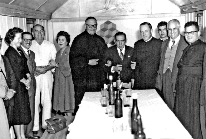 Ao centro, o ator Procópio Ferreira, em passagem por Curitiba |