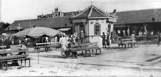 Interior da Exposição Interestadual, na frente da Santa Casa, em 1934 | 