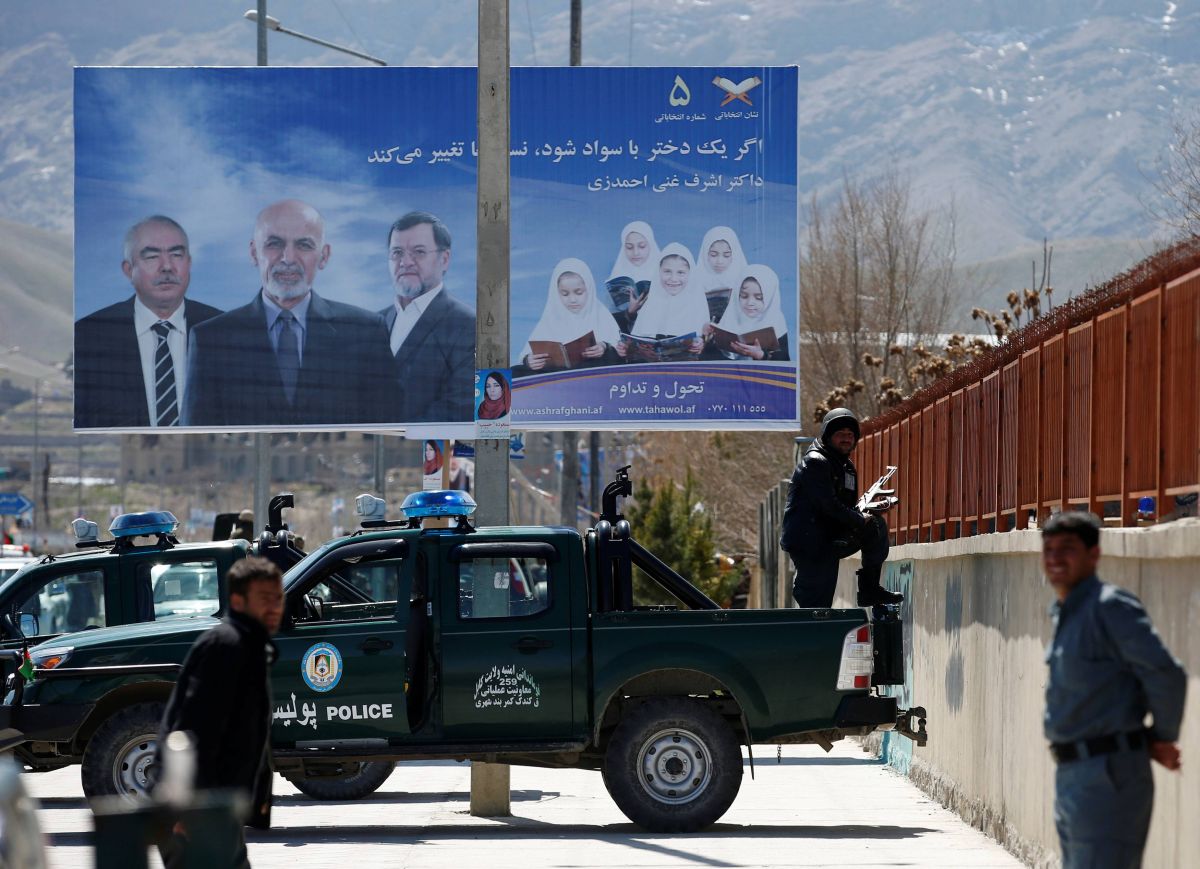 Cabul está em alerta máximo antes da votação de 5 de abril. Na foto, o cartaz mostra uma propaganda do candidato à Presidência Ashraf Ghani | REUTERS/Ahmad Masood