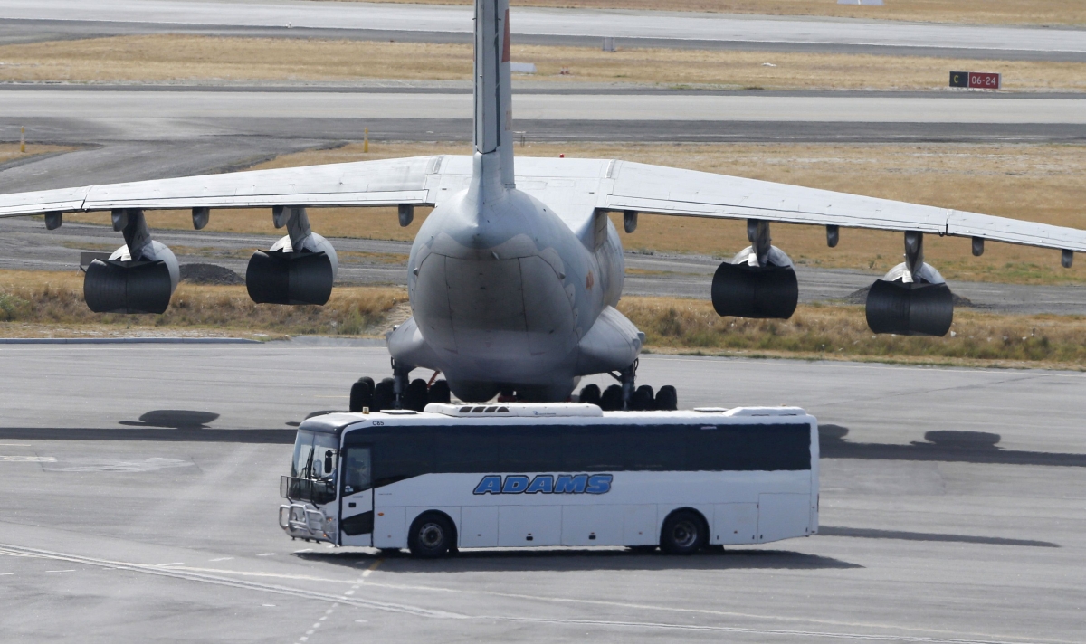 Avião Ilyushin Il-76, da Força Aérea chinesa é visto no Aeroporto Internacional de Perth, na Austrália | Reuters/Jason Reed