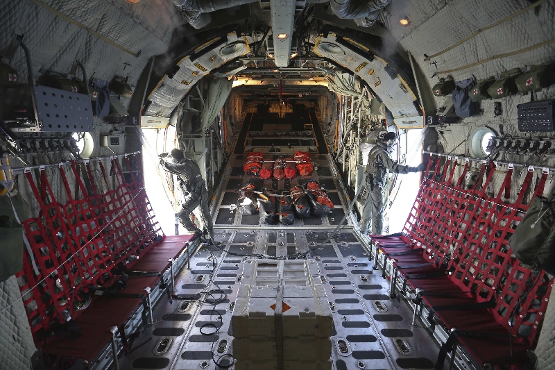 Militares realizam buscas num avião C130, da Força Aérea da Cingapura, sobrevoando o Mar da China Meridional | Thong Kah Hoong Dennis/Reuters