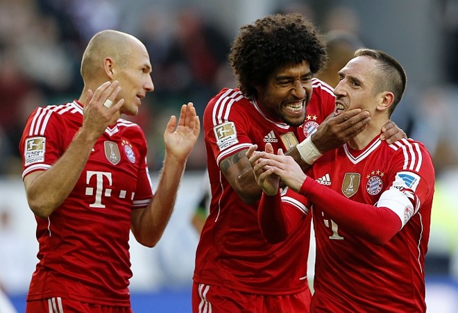 Franck Ribery de France (à dir.) comemora gol contra o Wolfsburg com companheiros de equipe, Arjen Robben da Holanda e o brasileiro Dante. | Reuters/Fabrizio Bensch