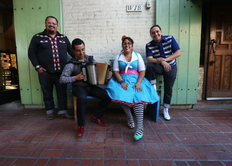 A banda La Santa Cecilia, que concilia música e mensagem, é formada por Miguel Ramírez, José Carlos, Marisol Hernández e Alex Bendaña (da esq. para a dir.) | J. Emilio Flores para The New York Times