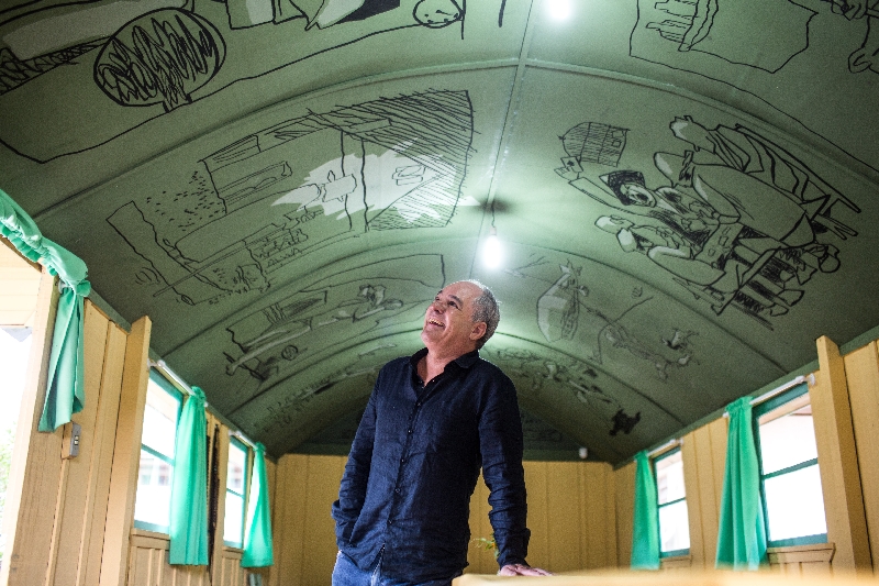 O fotógrafo Paulo Koehler no Vagão do Armistício: hoje local é ponto de encontro para interessados na vida de Poty Lazzarotto | Brunno Covello/ Gazeta do Povo