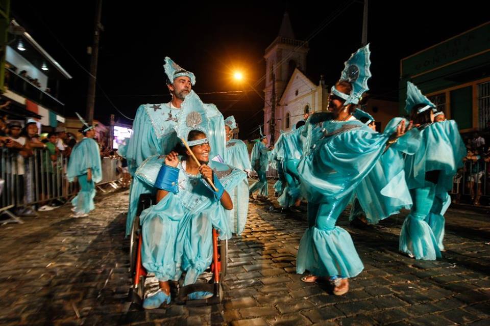 Lucimara Miguel Falcão, 33 anos, não deixou a limitação de mobilidade afetar sua animação | Daniel Castellano/Agência de Notícias Gazeta do Povo