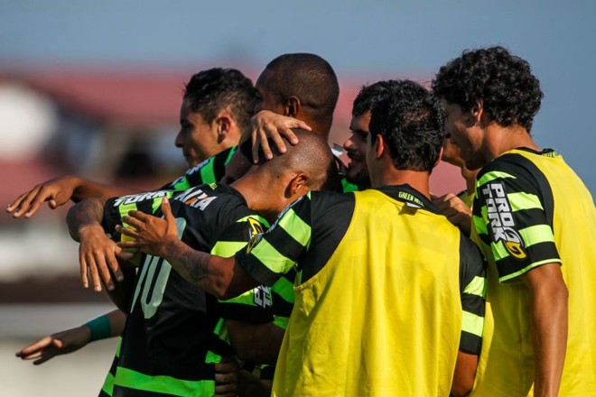 Jogadores do Coritiba comemoram gol sobre o Rio Branco. |