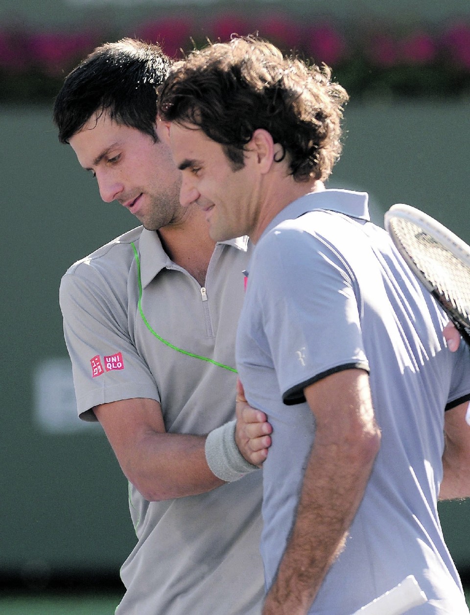 Djokovic dá o troco e fatura Masters Depois de sair atrás, Djokovic (esq.) comemora o 16º triunfo e o título sobre Roger Federer | Jayne Kamin/Oncea Usa Today Sports